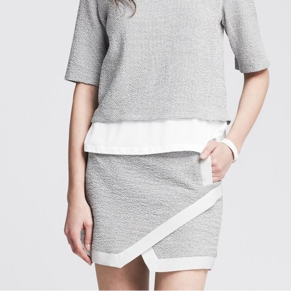 Banana Republic White Trim Textured Asymmetrical Mini Skirt Size 4 - Picture 1 of 8